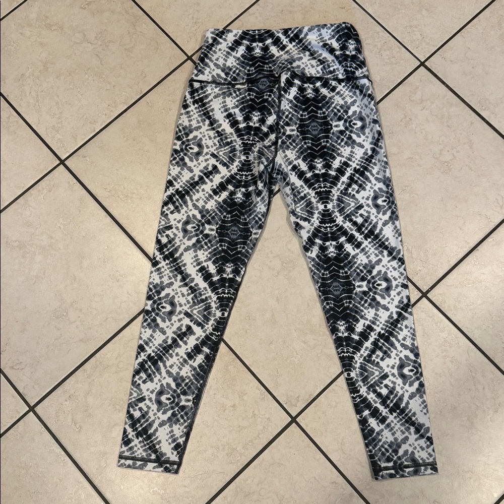 Victoria’s Secret Sport  7/8 Length Black and White Tie-Dye Leggings